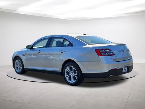 Used 2017 Ford Taurus SE image 5