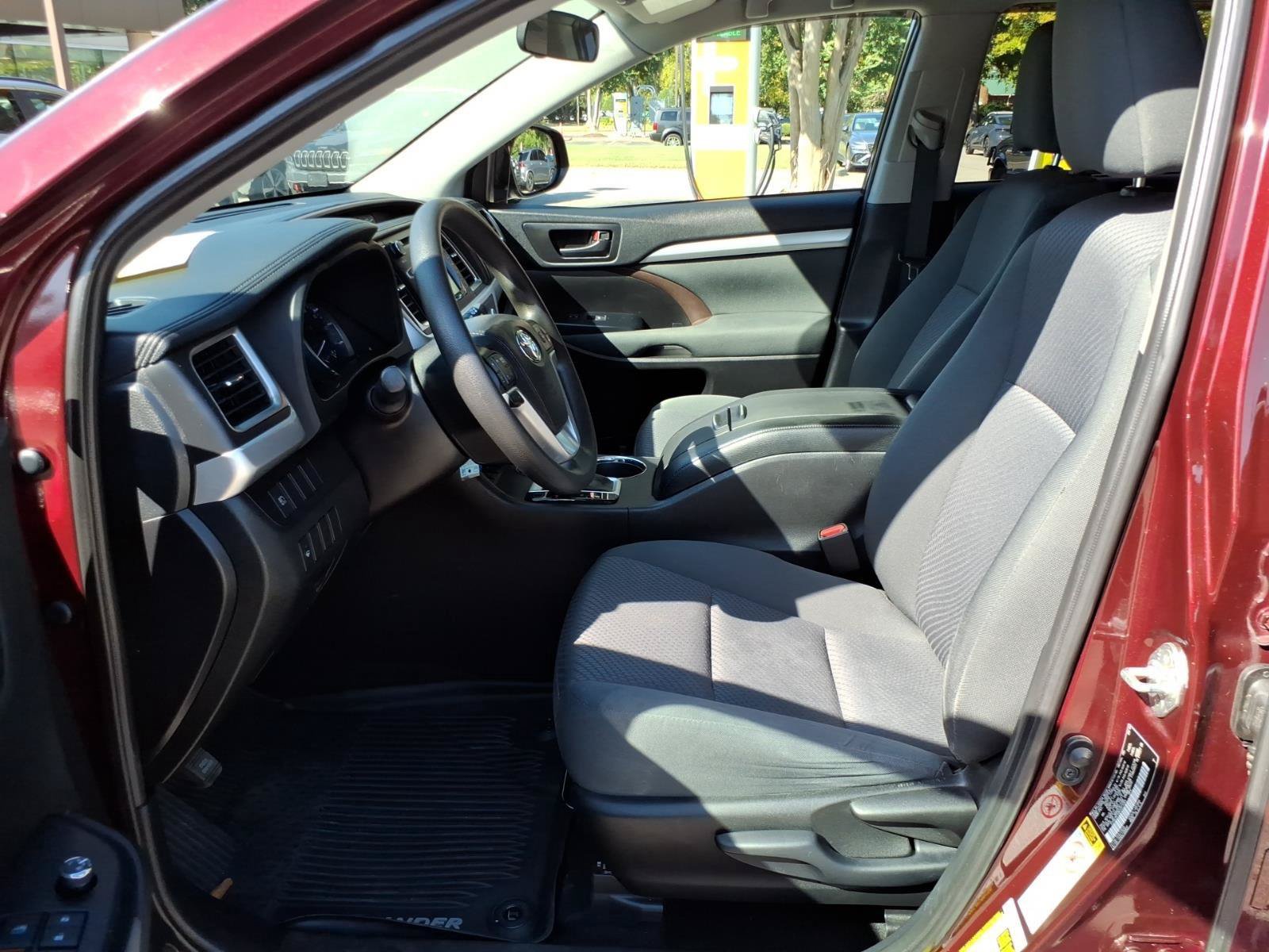 Used 2019 Toyota Highlander LE AWD/4WD image 11
