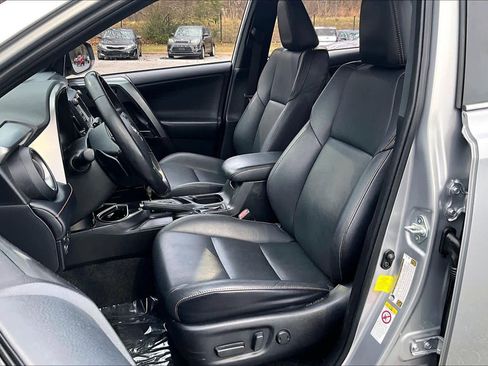 Used 2018 Toyota RAV4 SE image 7