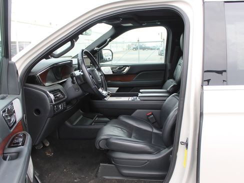 Used 2023 Lincoln Navigator L Reserve image 9