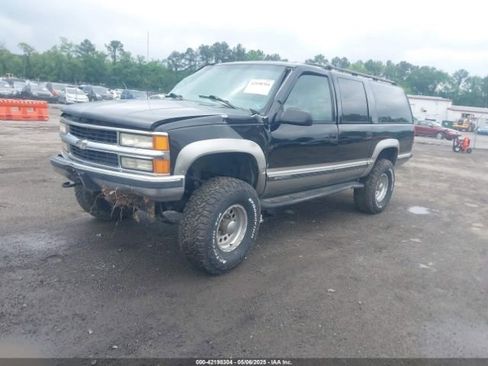 Used 1999 Chevrolet Suburban 2500 w/ Preferred Equipment Group 3 AWD/4WD image 2