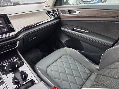 Used 2024 Volkswagen Atlas SEL Premium R-Line image 17