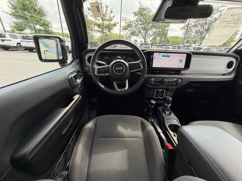 Used 2025 Jeep Wrangler Unlimited Sahara AWD/4WD image 19