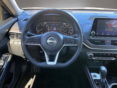 Used 2023 Nissan Altima 2.5 SV image 8