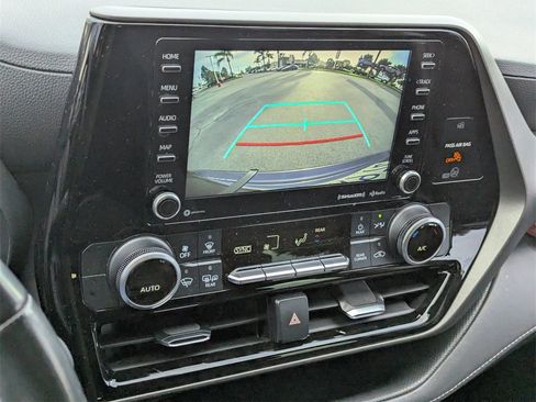 Used 2020 Toyota Highlander L image 12