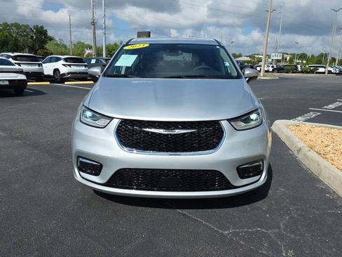 Used 2023 Chrysler Pacifica Touring-L FWD image 2