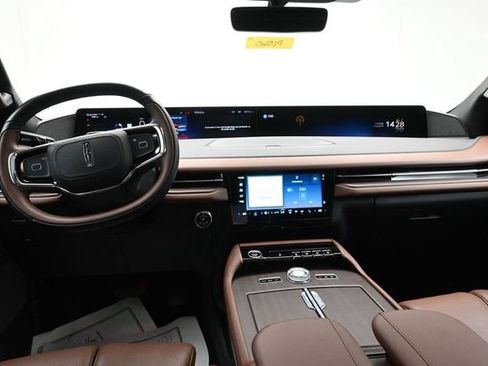 Certified 2025 Lincoln Navigator Reserve AWD/4WD image 22