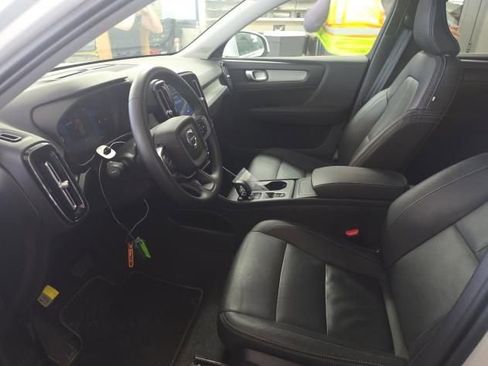 Used 2025 Volvo XC40 B5 Core image 2