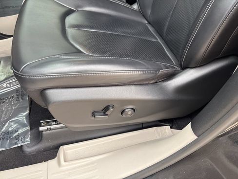 Used 2023 Chrysler Pacifica Touring-L FWD image 23