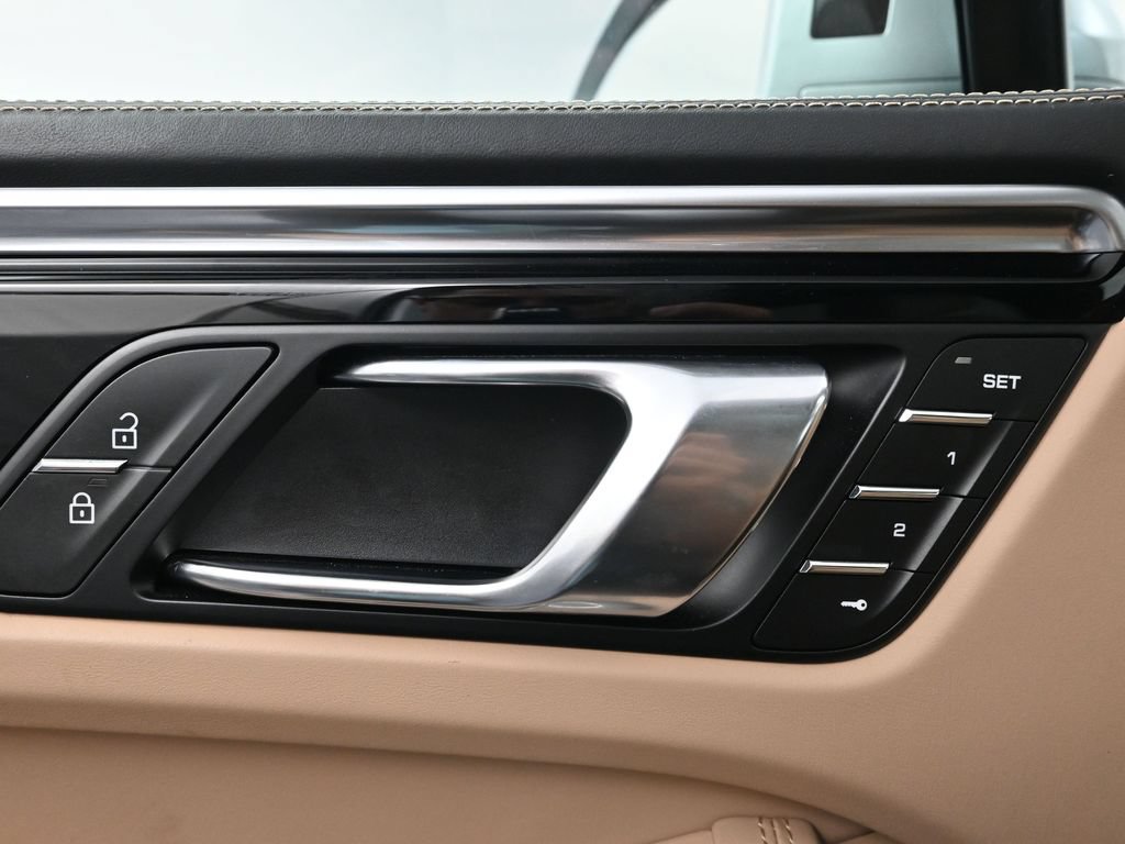 Certified 2023 Porsche Macan AWD/4WD image 18