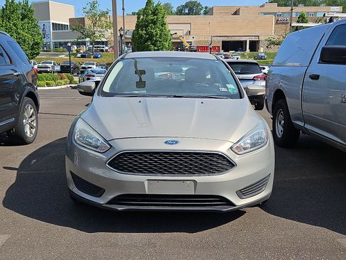 Used 2015 Ford Focus SE FWD image 2