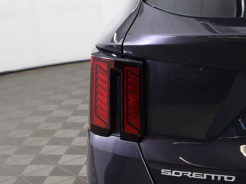 Used 2025 Kia Sorento LX image 14