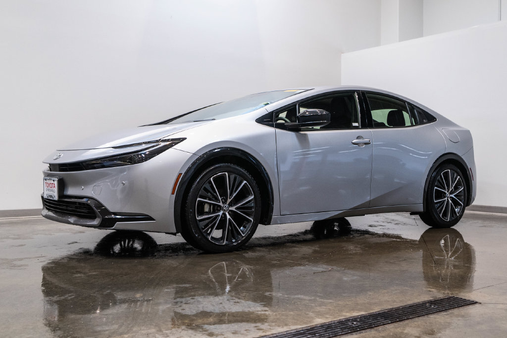 Certified 2025 Toyota Prius XLE FWD image 3