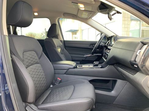 Used 2025 Nissan Pathfinder SV image 38