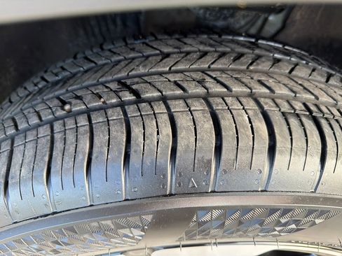 Certified 2025 Volkswagen Taos SE image 29