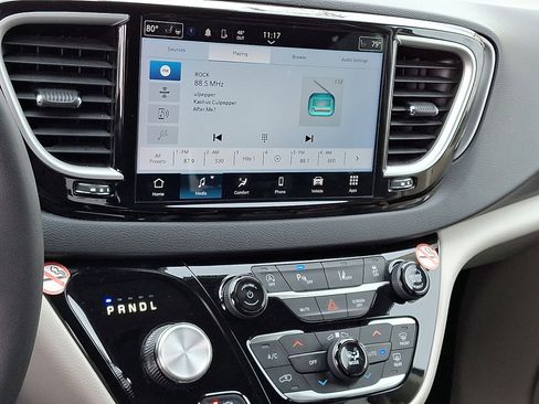 Used 2024 Chrysler Pacifica Touring-L image 28