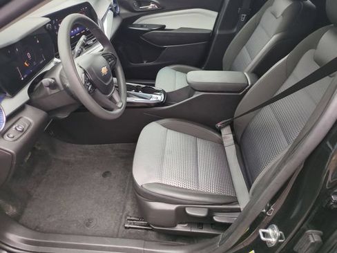 Used 2025 Chevrolet Trax LT FWD image 17