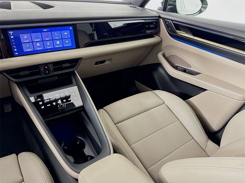 Used 2025 Porsche Macan Electric image 25