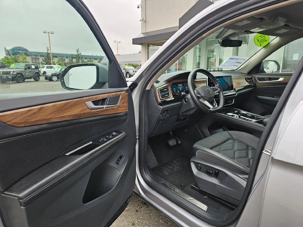 Used 2025 Volkswagen Atlas SE AWD/4WD image 16