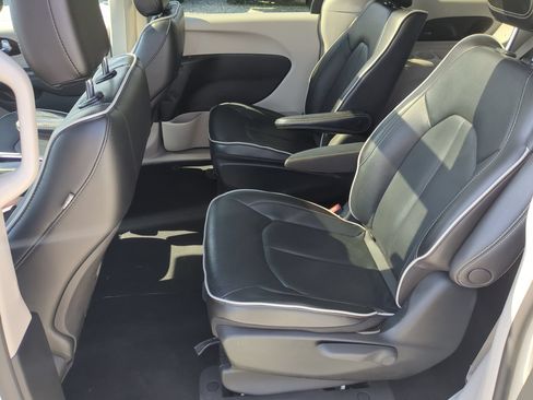 Used 2023 Chrysler Pacifica Limited FWD image 31