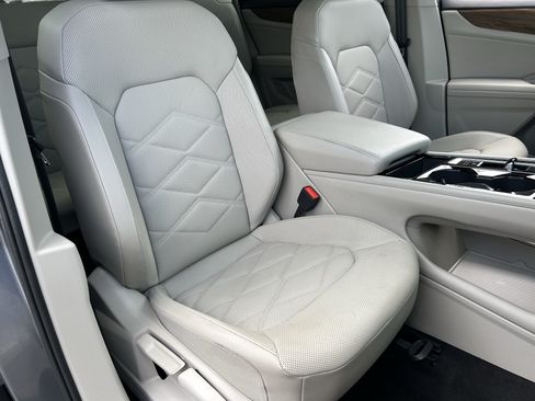 Used 2024 Volkswagen Atlas SE w/ Panoramic Sunroof Package AWD/4WD image 8