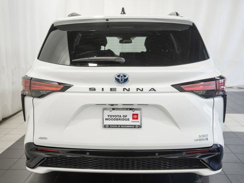 Used 2024 Toyota Sienna XSE w/ XSE Plus Package AWD/4WD image 5