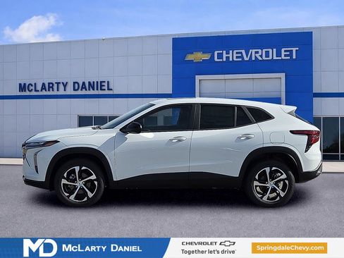 New 2026 Chevrolet Trax RS w/ Sunroof Package FWD image 3