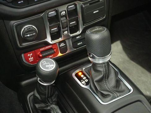 Used 2025 Jeep Gladiator Mojave w/ Convenience Group AWD/4WD image 16