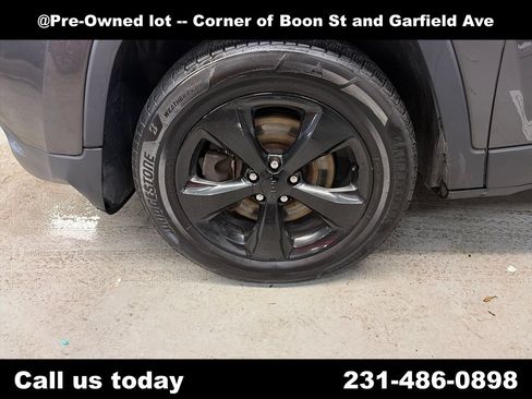 Used 2016 Jeep Cherokee Latitude w/ Cold Weather Group AWD/4WD image 4