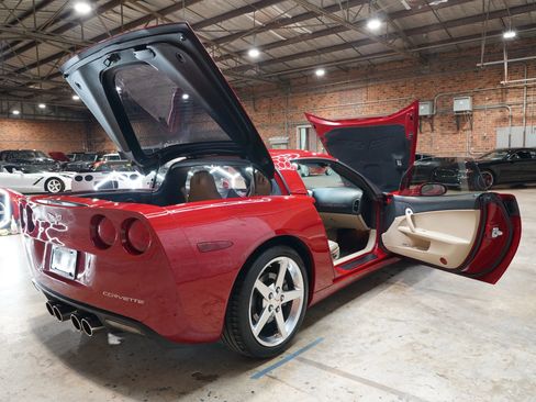 Used 2005 Chevrolet Corvette Coupe w/ Preferred Equipment Group RWD image 28