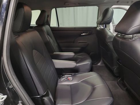 Used 2023 Toyota Highlander XLE AWD/4WD image 34