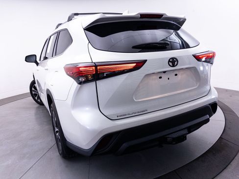 Used 2021 Toyota Highlander XLE AWD/4WD image 5