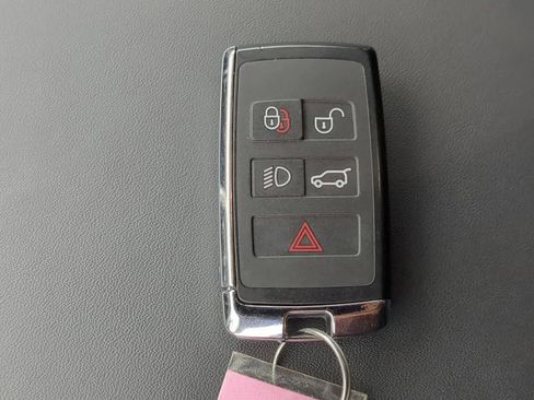 Used 2025 Land Rover Discovery Metropolitan Edition AWD/4WD image 37