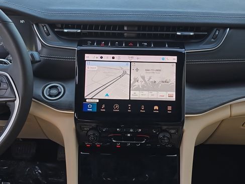 Used 2023 Jeep Grand Cherokee Limited w/ Luxury Tech Group II image 14