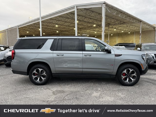 Used 2025 GMC Yukon XL AT4 Ultimate AWD/4WD image 3