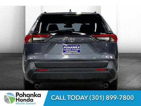 Used 2021 Toyota RAV4 LE image 3
