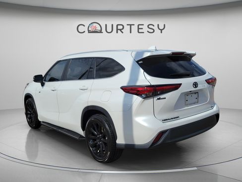 Used 2023 Toyota Highlander XLE FWD image 2