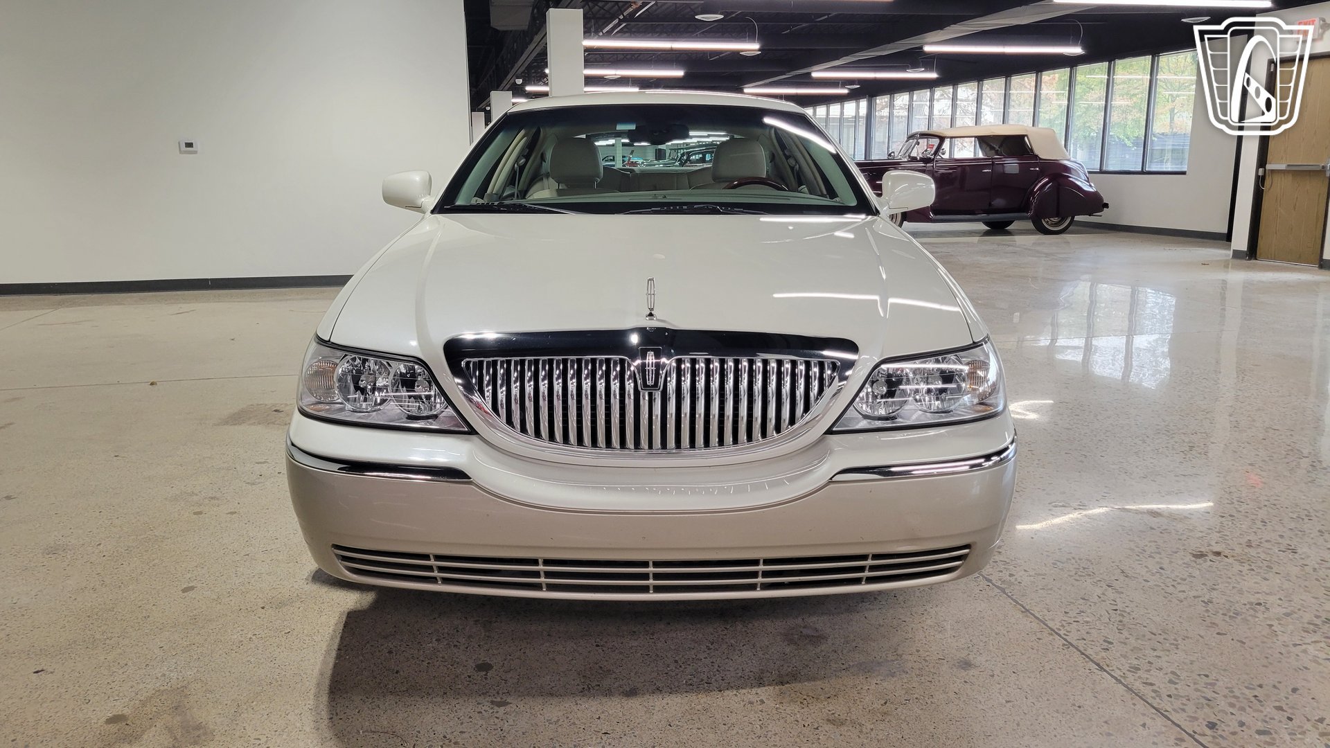 Used 2005 Lincoln Town Car Signature Limited RWD image 4