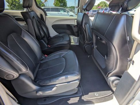 Used 2023 Chrysler Pacifica Touring-L FWD image 20