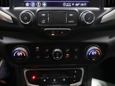 Used 2024 GMC Terrain SLT AWD/4WD image 31
