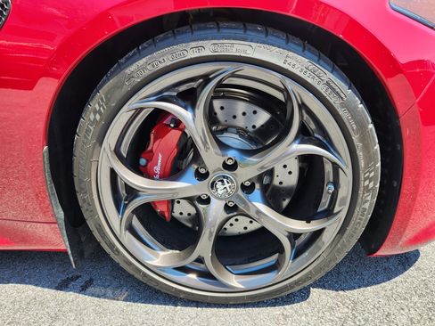 Used 2021 Alfa Romeo Giulia Quadrifoglio w/ Carbon Package RWD image 7