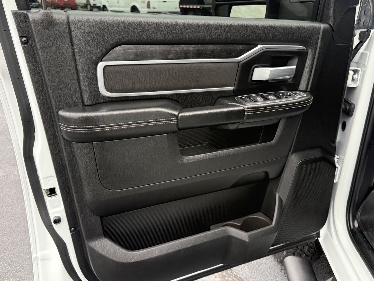 Used 2024 RAM 3500 Big Horn w/ Night Edition AWD/4WD image 9