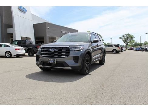 Used 2025 Ford Explorer Active AWD/4WD image 1