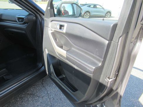 Used 2022 Ford Explorer XLT w/ Equipment Group 202A image 22
