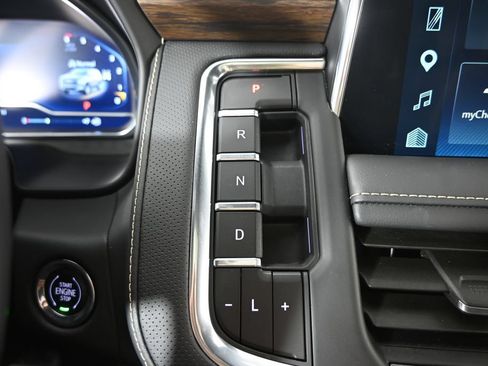 Used 2023 Chevrolet Suburban Premier w/ Advanced Technology Package AWD/4WD image 32