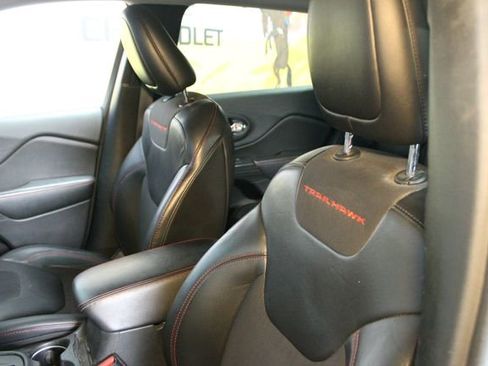 Used 2016 Jeep Cherokee Trailhawk w/ Cold Weather Group image 18