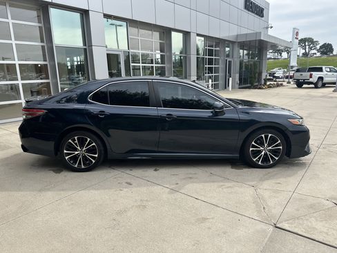 Used 2018 Toyota Camry SE w/ Convenience Package FWD image 9
