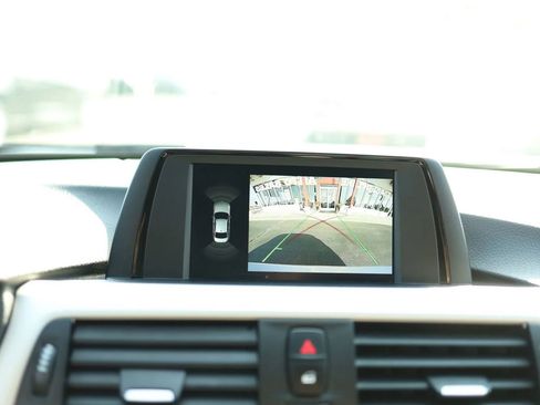 Used 2018 BMW 320i xDrive 320i xDrive Sedan 4D w/ Convenience Package image 21