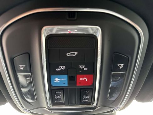 Used 2024 Jeep Grand Cherokee Altitude image 25