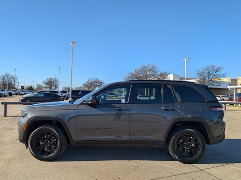 Used 2024 Jeep Grand Cherokee Altitude image 3